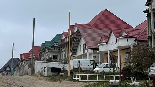 Romii din Iași nu-și mai fac case cu turnulețe: ”Lumea pleacă prin Franța, Italia și cred că vin și de acolo cu tot felul de idei” / Sociolog: ”Casele fastuoase, adesea nelocuite erau o demonstrație publică de succes”