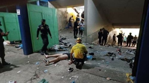 VIDEO Cel puţin 9 persoane au murit călcate în picioare, într-o busculadă produsă pe un stadion din El Salvador, unde se disputa un meci de fotbal între echipa locală Alianza şi echipa Fas