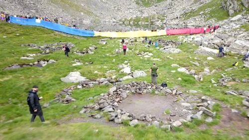 VIDEO Invictus: Peste 100 de militari și civili  au desfășurat un drapel de 100 de metri la Lacul Călțun / ”Au ales ca, prin ascensiunea pe vârful Negoiu, să onoreze simbolul nostru național”