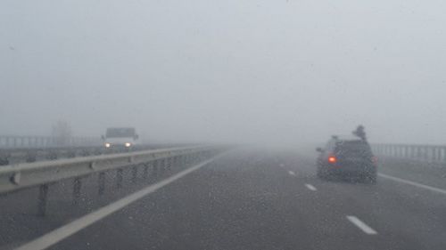 Ceață densă, cu vizibilitate scăzută sub 200 de metri şi izolat sub 50 de metri, pe drumuri din zece judeţe / Trafic oprit pe Transalpina, pentru desfăşurarea unei competiţii de automobilism