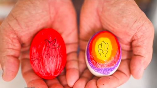 Protestatarii din Myanmar au încondeiat ouăle de Paște cu mesaje împotriva juntei militare care a preluat puterea și care a omorât, până acum, peste 500 de persoane