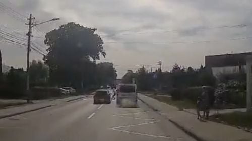 Permis suspendat patru luni pentru un şofer din Suceava care a fost filmat în timp ce depăşea pe trecerea pentru pietoni, fiind la un pas să lovească un copil