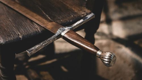 O sabie vikingă veche de un mileniu a fost descoperită de un fermier în Norvegia/ Arma ar fi fost creată de un fierar medieval de renume