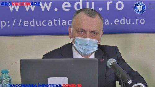 Profesorii care nu pot merge la școală din motive medicale trebuie să aibă toate orele online într-o singură zi, stabilite prin orar, ca elevii să nu ajungă în situația de a combina ore fizice cu ore online, spune ministrul Cîmpeanu