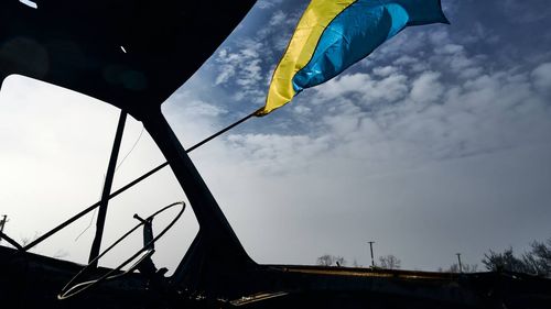 Rusoaică îmbrăcată în galben, denunțată că sprijină Ucraina / Poliția lui Putin a luat-o la întrebări: ”Arborând culoarea galbenă pe fondul unui cer albastru, aș fi provocat asocieri cu simboluri inamice”