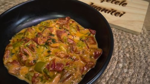 Tocană de ardei copți cu sos de smântână/ Usturoiul și mărarul îi dau o aromă rustică