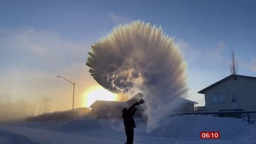 În temperaturile extrem de scăzute din Finlanda, apa fierbinte aruncată în aer se transformă în particule de gheaţă