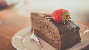 Obiceiul aducerii de prăjituri la birou continuă să reziste în Marea Britanie, în ciuda avertismentului de sănătate / Șefa unei autorități în domeniul alimentar a comparat prăjiturile de la birou cu fumatul pasiv