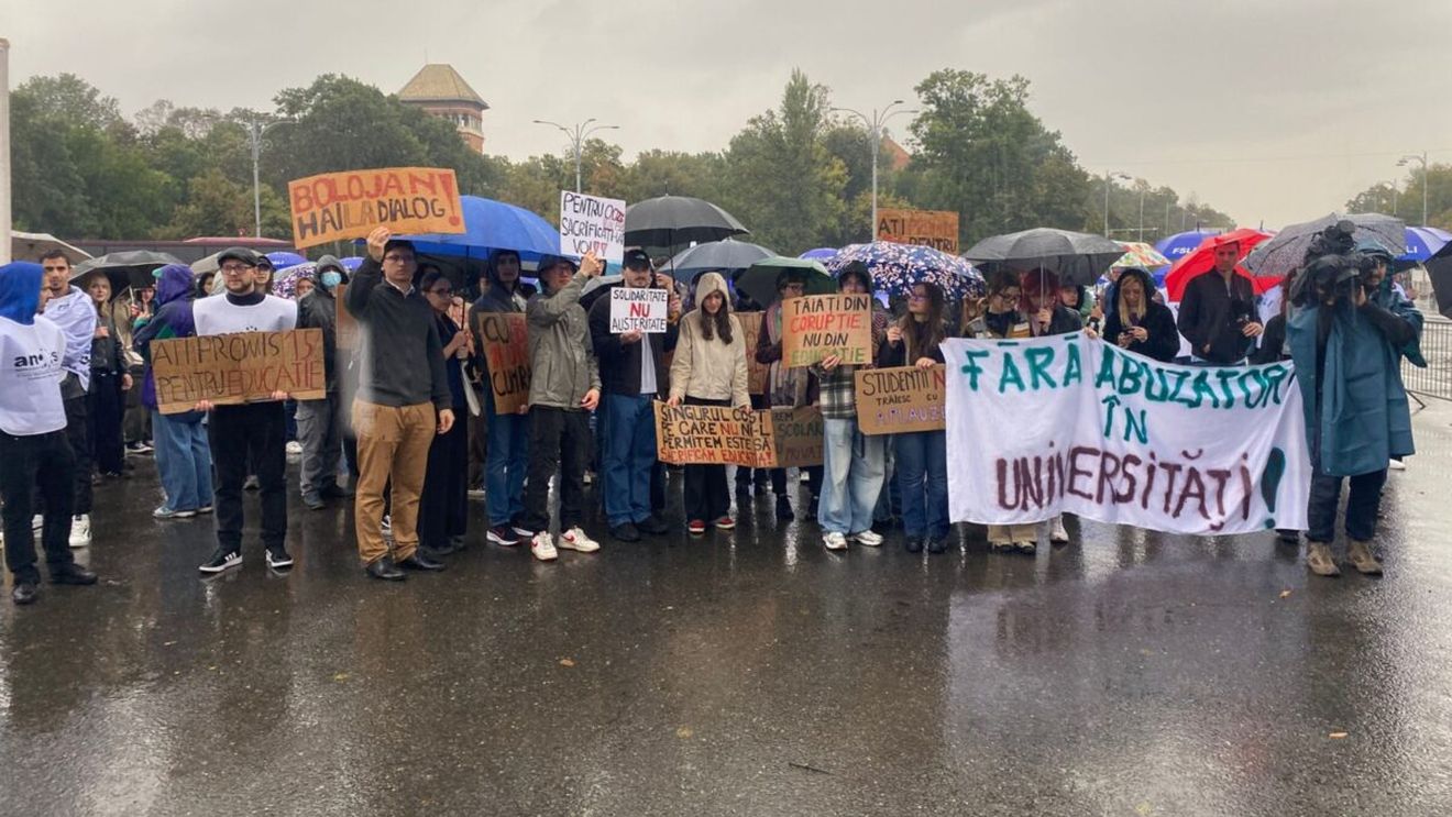 Protest al studenților în Piața Victoriei, pe ploaie, față de măsurile Guvernului FOTO și VIDEO