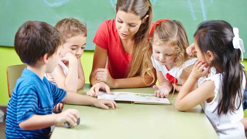 Hocus-pocus cu educația copiilor: ministrul Pop a scos auxiliarele din școli, ministrul Popa le-a reintrodus