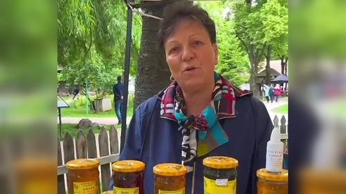 VIDEO Elena Stan, apicultor: „E important să-i dai omului mierea așa cum ți-o dă și ție albina” / „Omul o ia ca pe medicament, nu că-i e foame” / „La floarea-soarelui chiar nu ne mai primesc [agricultorii]”
