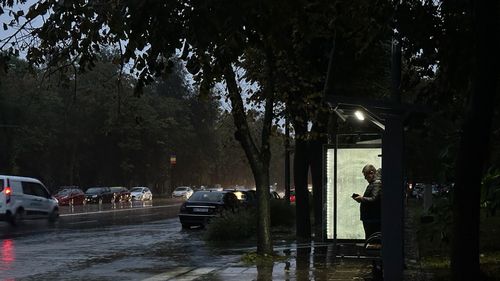 Meteorologii anunţă ploi însemnate cantitativ şi intensificări ale vântului, până duminică dimineaţă / La munte se aşteaptă lapoviţă şi ninsoare / Cod galben de precipitaţii în Mehedinţi şi Gorj
