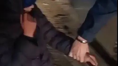 VIDEO Pentru o trotinetă, un copil de 10 ani a plecat la 40 de kilometri de casă. A fost găsit de jandarmi sub un pod