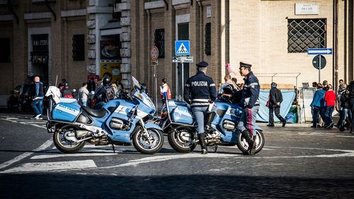 Poliţia italiană arestează 12 susţinători ai supremaţiei albilor, pe care-i acuză că pregăteau instaurarea unui stat ”autoritarist, fondat pe rasa ariană” / 25 de persoane erau vizate în anchetă, membre ale celulei ”Werwolf Division” / Percheziţii în toată Italia