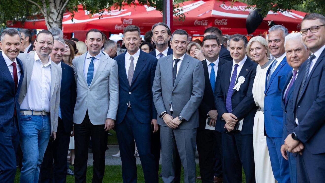 POZA ZILEI Puciștii din PNL s-au fotografiat în grup cu Sorin Grindeanu în ziua în care acesta a anunțat că vrea să fie premier / Hubert Thuma, Alina Gorghiu, Lucian Bode alături de premierii lui Nicușor Dan - Adrian Veștea și Eugen Tomac