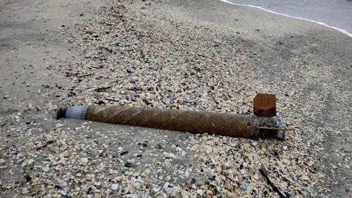 O componentă a unei rachete, găsită de studenți lângă Gura Portiței, pe litoralul românesc al Mării Negre / Forțele Navale: Provine de la o rachetă antiaeriană sol-aer de fabricație rusească. Este posibil ca astfel de componente să mai fie aduse de curenții marini