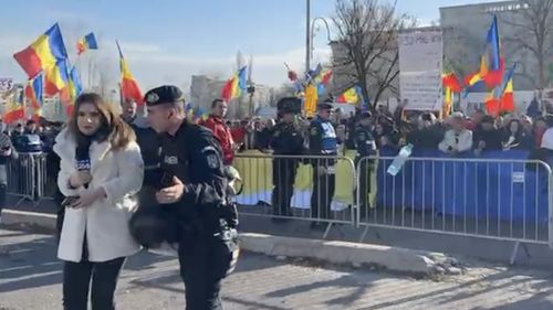VIDEO Protestatarii de la mitingul pro-Georgescu au aruncat cu peturi și covrigi către reportera DIGI 24