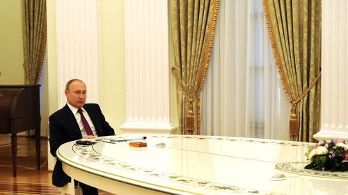 AFP: În plină criză cu Ucraina, Vladimir Putin „este din ce în ce mai singur” la masă / „Această singurătate este evidentă: nu-i mai pasă de ce cred alţii despre el”