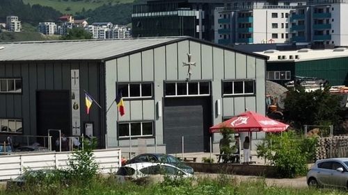 Biserica "altfel" de lângă Cluj: funcționează într-o hală industrială, organizează teatru de păpuși pentru copii și spectacole de magie, iar preotul e manager într-o multinațională