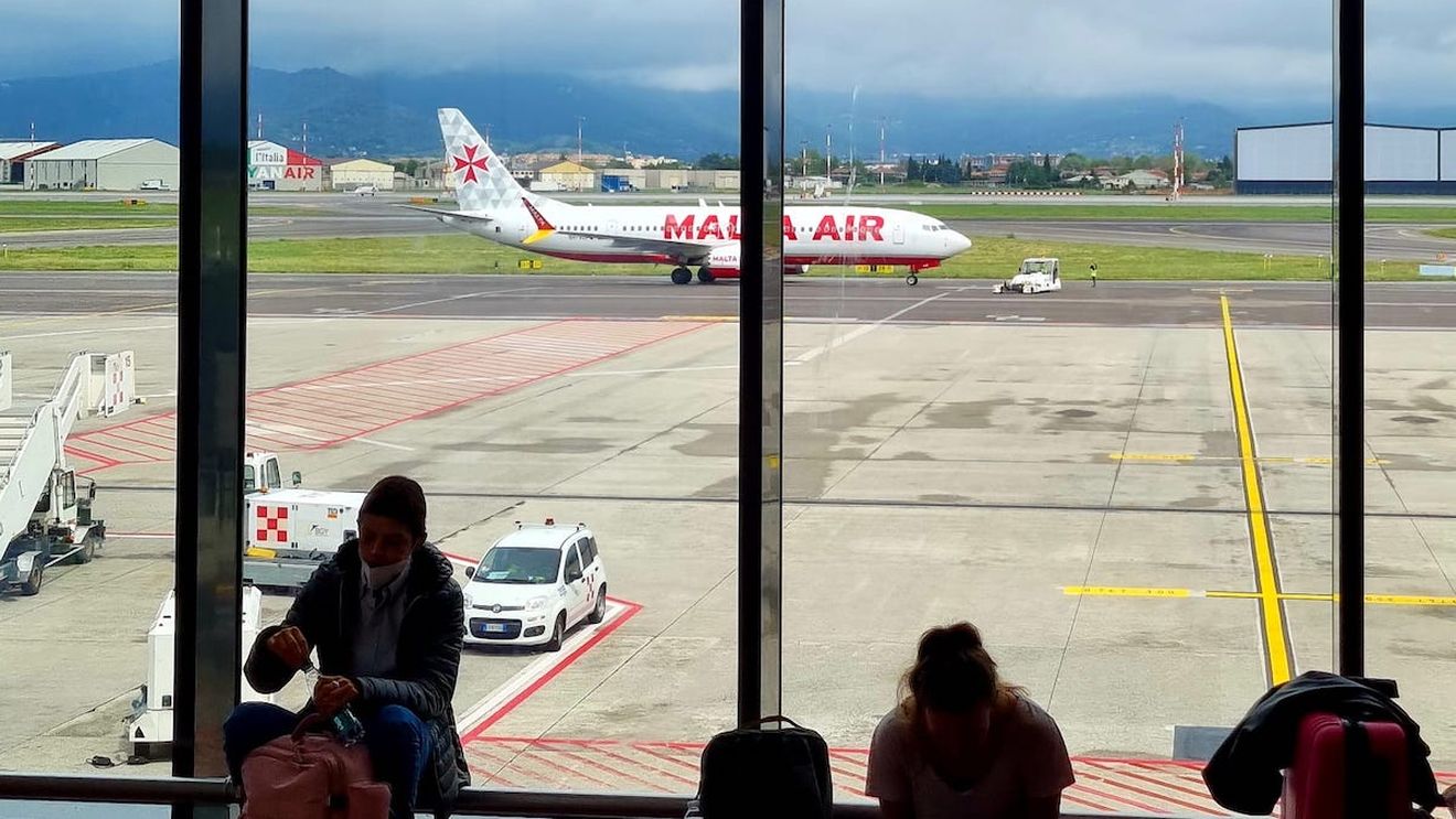 Angajații companiilor aeriene low-cost primesc 1,5 euro pentru angajații care descoperă bagaje supradimensionate / Ryanair: ”Mai puțin de 0,1% dintre pasagerii nu respectă normele privind bagajele”