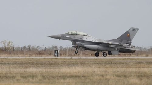 O nouă aeronavă F-16 achiziţionată de România a aterizat la Câmpia Turzii