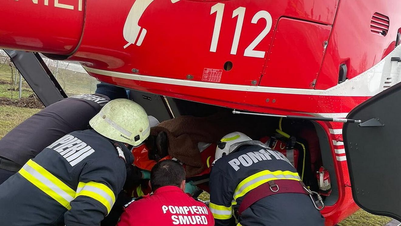 Două fetiţe au căzut din podul unei case, prin tavanul de rigips, într-o localitate din Bihor. Una dintre copile, inconştientă, a fost preluată de un elicopter SMURD