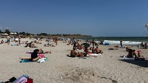 FOTO Am mers prin cele mai populare stațiuni de pe litoral să vedem câți oameni au venit în vacanță, în săptămâna de Ziua Marinei / Cum arată Vama Veche, Costinești și Eforie Nord, comparativ cu anii trecuți