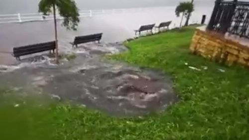 UPDATE VIDEO Tone de apă menajeră pe faleza Cazinoului după ce canalizările din Constanța au cedat în urma ploilor/ Compania RAJA susține că tonele de apă scurse din canalizare în mare erau pluviale