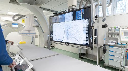 Câţi pacienţi sunt trataţi în spitalele private comparativ cu cele de stat