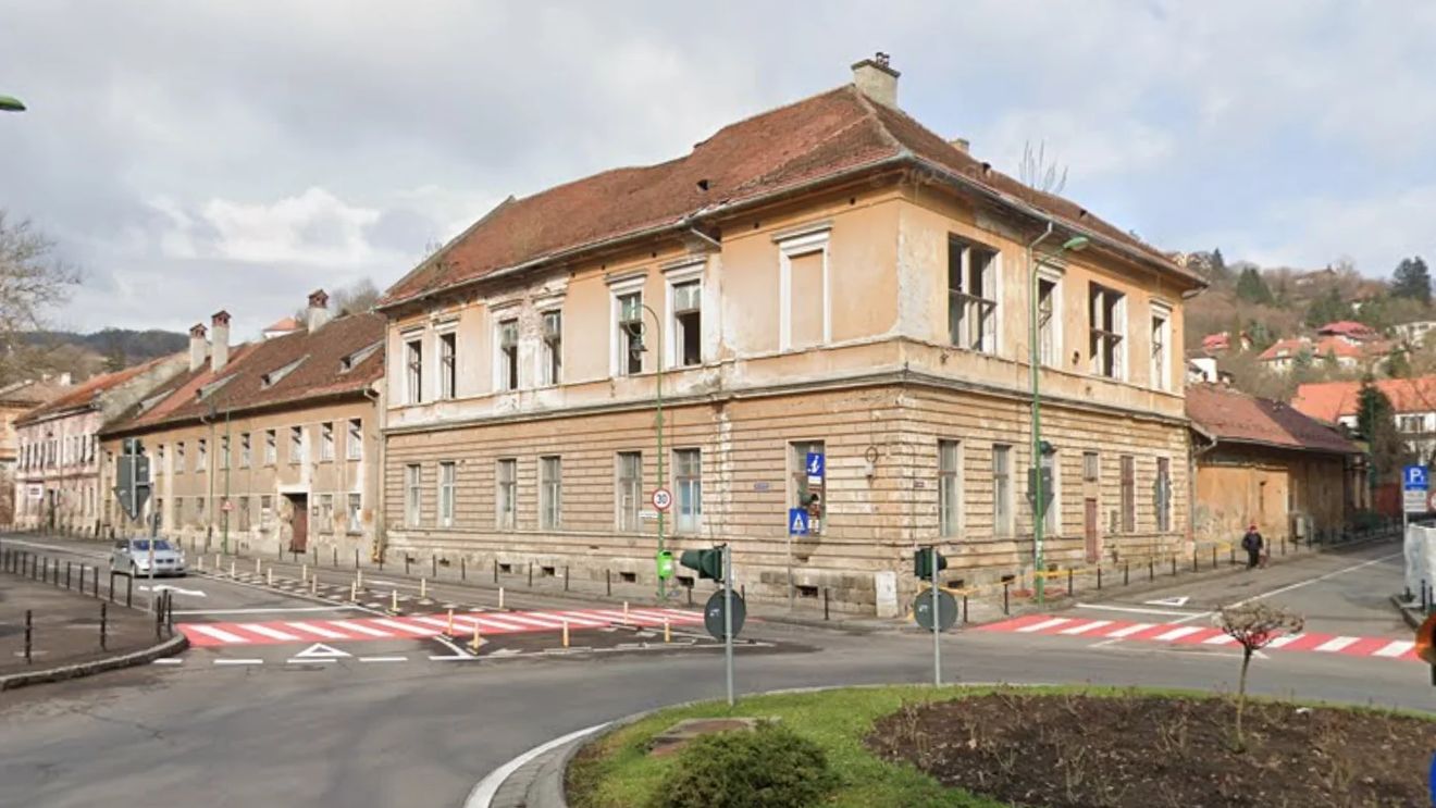 Lemnul din ruinele fostului Spital Dermato din centrul Braşovului, focar de infecţie / ”În trestia folosită la tencuitul pereților s-au găsit microfungi din specia Aspergillus care pot produce boli pulmonare la om”