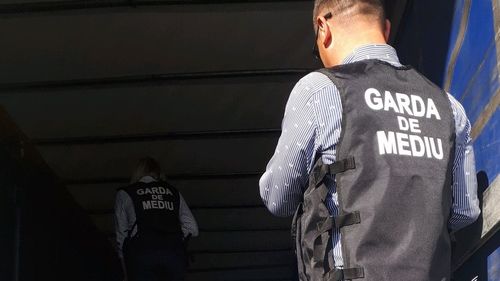 Peste 23 de tone de gunoaie de plastic, cauciuc și piese auto au fost oprite la graniță în Bihor/ Deşeurile veneau din Germania, Suedia, Olanda şi Italia şi urmau să ajungă la firme din România