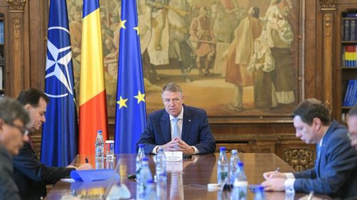 VIDEO Klaus Iohannis: Nu vă întâlniți cu alte persoane, dar dacă e obligatoriu să vă întâlniți, evitați contactul fizic, stați la distanță unii de alții / Apel către producători: Fiți pro-activi, veniți cu idei către guvernanți, pentru că vrem să promovăm produse românești