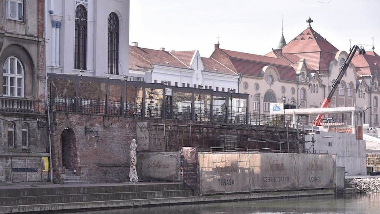 Primăria Oradea a deschis proces împotriva cunoscutului afacerist Ludescher Csaba, care a amenajat ilegal o terasă în curtea Sinagogii Sion