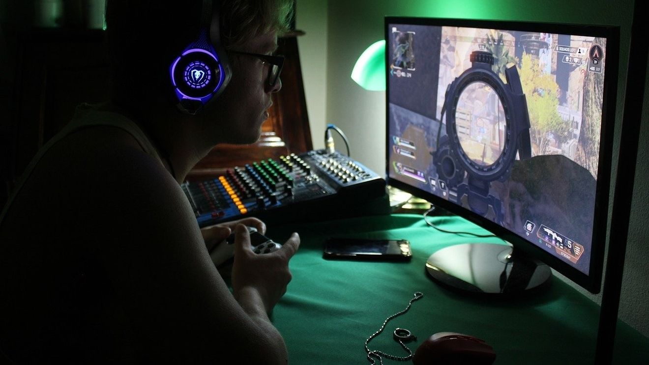Peste un sfert dintre gamerii din întreaga lume se simt rusinaţi de cât de mult timp petrec cu jocurile video şi ascund acest lucru de părinţi/ 47% dintre ei consideră că relaţia cu părinții s-ar îmbunătăţi dacă aceștia ar înțelege jocurile