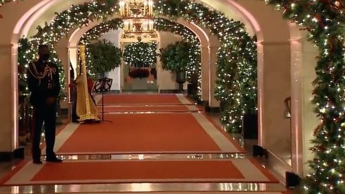 Familia Biden a agăţat în primul său brad de Crăciun la Casa Albă o fotografie cu familia Trump