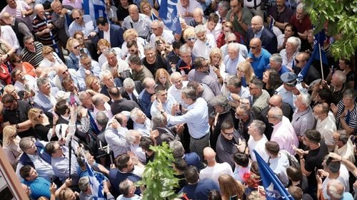 Mitsotakis a anunțat că are Covid: Îmbrățișările și sărutările din perioada preelectorală sunt întotdeauna plăcute, dar uneori au un preț