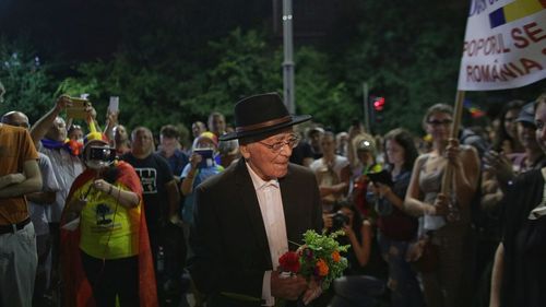 Scuarul de la girafă din fața Muzeului Antipa să fie denumit Mihai Șora - propunere a profesorului Cristian Preda pentru a omagia participarea filosofului la mitingurile pro-justiție din 2017 și 2018