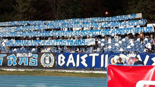 VIDEO Jandarmii din Iași, huiduiți când au confiscat bannerele cu mesajul ”Moldova vrea autostradă” la meciul Poli Iași - Dinamo