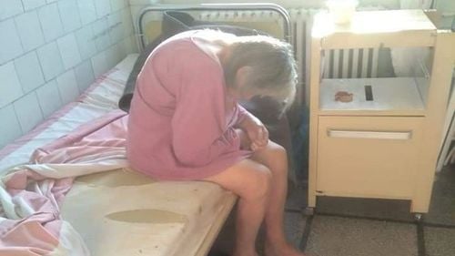 Primele sancțiuni la spitalul din Reșița, unde au fost surprinse imaginile de groază cu pacienți dezbrăcați și mizerie: au fost amendate directoarea, asistentele șefe de la două secții, o altă asistentă și o infirmieră