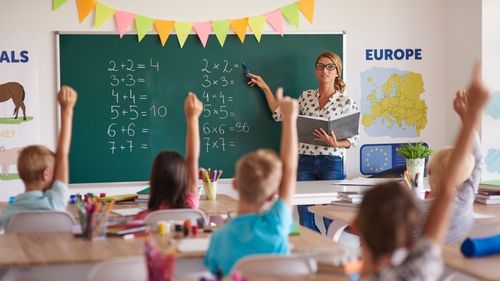 Un profesor debutant cu facultate, master didactic și formare pedagogică este plătit cu 22 de lei  la plata cu ora, la fel ca un zilier necalificat – ANALIZĂ pe baza Legii Bolojan