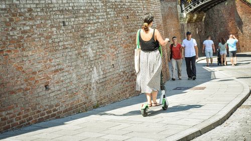 Limită de viteză de 5 km/h pentru trotinetele electrice în parcurile și zonele pietonale din Sibiu