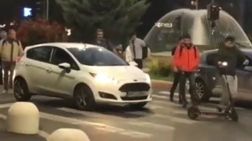 VIDEO Doi bărbați s-au luat la bătaie în traficul din București/ Un al treilea a intervenit pentru a-i despărți/ Polițiștii au deschis dosar penal