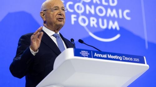 Forumul Economic Mondial își investighează fondatorul, acuzat de deturnare de fonduri / Retrageri de numerar și masaje