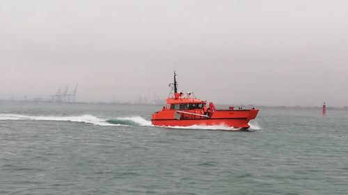 Aproximativ 75 de angajați ai Agenţiei Române de Salvare a Vieţii Omeneşti pe Mare au protestat față de decizia ministrului Transporturilor de a desfiinţa instituţia