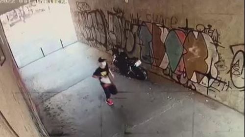 Bărbat bănuit că a tâlhărit o femeie în sectorul 1 al Capitalei, căutat de poliție. Oamenii legii cer sprijinul cetățenilor pentru a-l identifica pe suspect