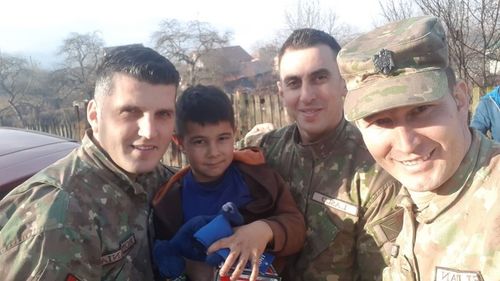 Trei militari din Alba au donat sânge, iar din bonurile primite au făcut cadouri unor copii nevoiași