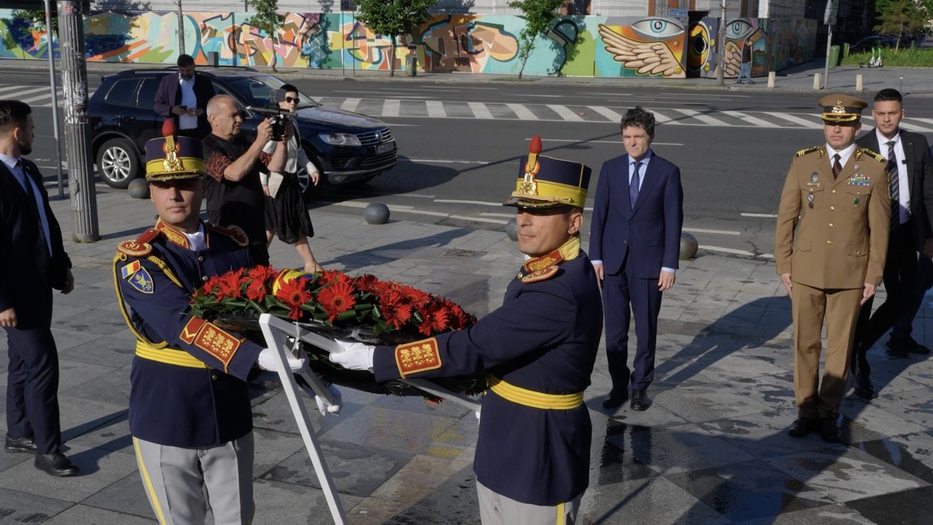 Președintele Nicușor Dan a depus o coroană de flori la Monumentul dedicat memoriei victimelor Mineriadei din 13 - 15 iunie 1990