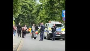 VIDEO Poliția din Germania confiscă boxa unor votanți ai lui George Simion din care răsuna la maxim melodia ”Adu caii, Simioane”