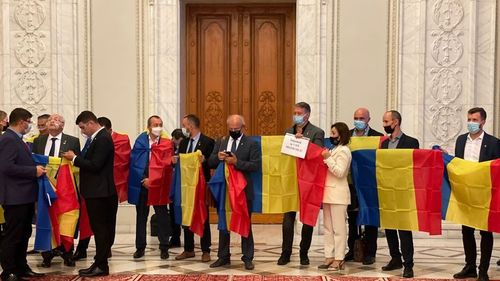 Protest al deputaților AUR în Parlament: nu vor vota proiectele de pe ordinea de zi din cauza amânării moțiunii de cenzură
