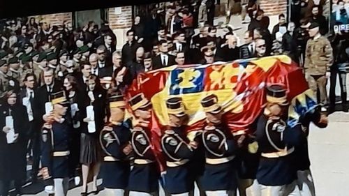 VIDEO Rămăşiţele pământeşti ale Regelui Carol al II-lea, înhumate după 16 ani de la aducerea în țară, în Catedrala Regală de la Curtea de Argeș